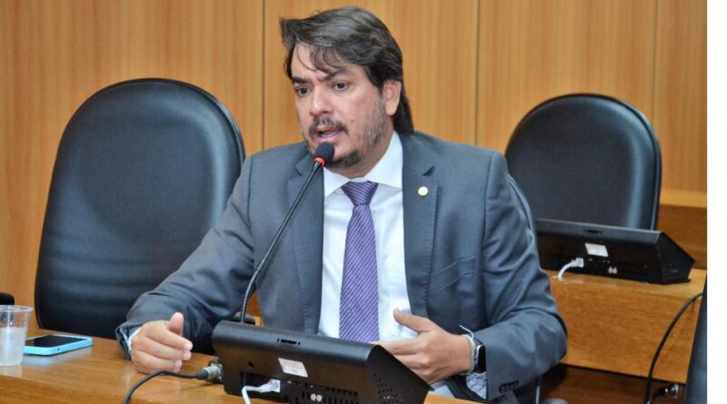 Pedro Tavares comemora promulgação de lei de sua autoria que visa proibir cobrança de taxas para emitir diplomas