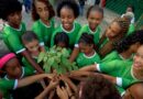 Time feminino de futebol apoiado pela Sudesb planta mudas de árvores no Pituaçu