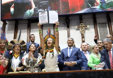 Jerônimo Rodrigues entrega à Alba projeto de lei que reestrutura a carreira de professores indígenas