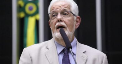 Deputado sugere que ACM Neto se olhe no espelho antes de acusar alguém de traição