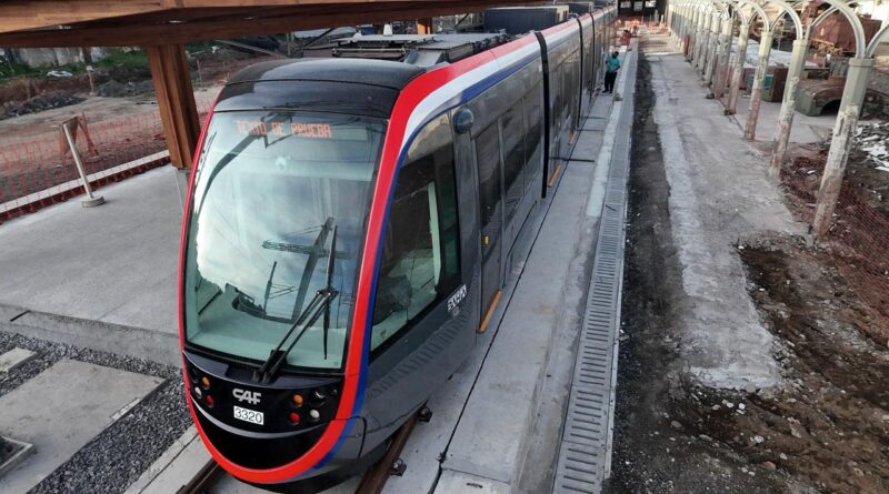 Moradores do Subúrbio Ferroviário participam da primeira viagem-teste do VLT em Salvador