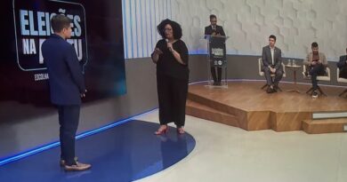 Sem fugir da réplica, jornalista premiada desconcerta ACM Neto em sabatina da TV Aratu
