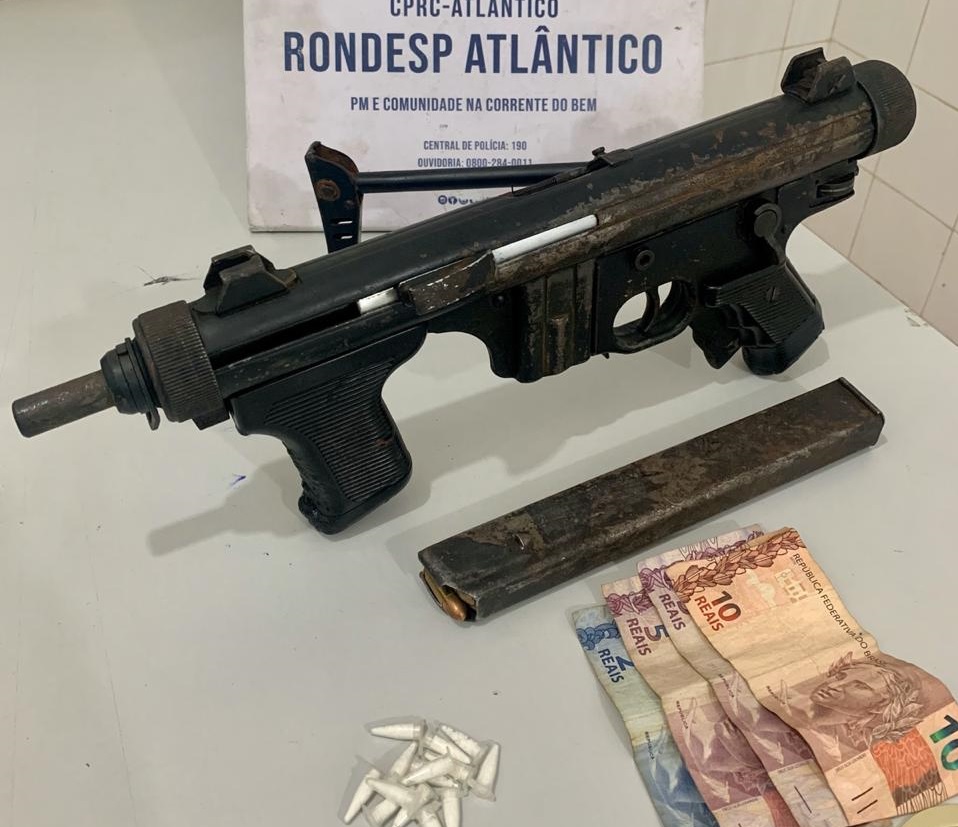 Polícia Militar apreende submetralhadora calibre 9mm com traficante