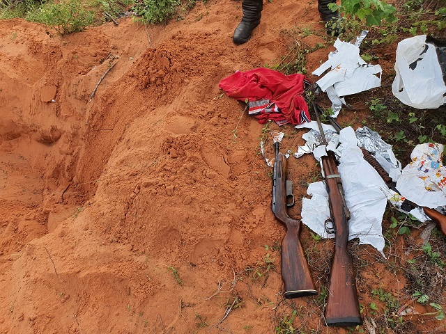 Rifles, fuzil e carabina encontrados enterrados na cidade de Canudos