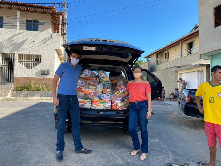 Neto Carletto e Paula Damasceno distribuem mais de uma tonelada de alimentos em Eunápolis