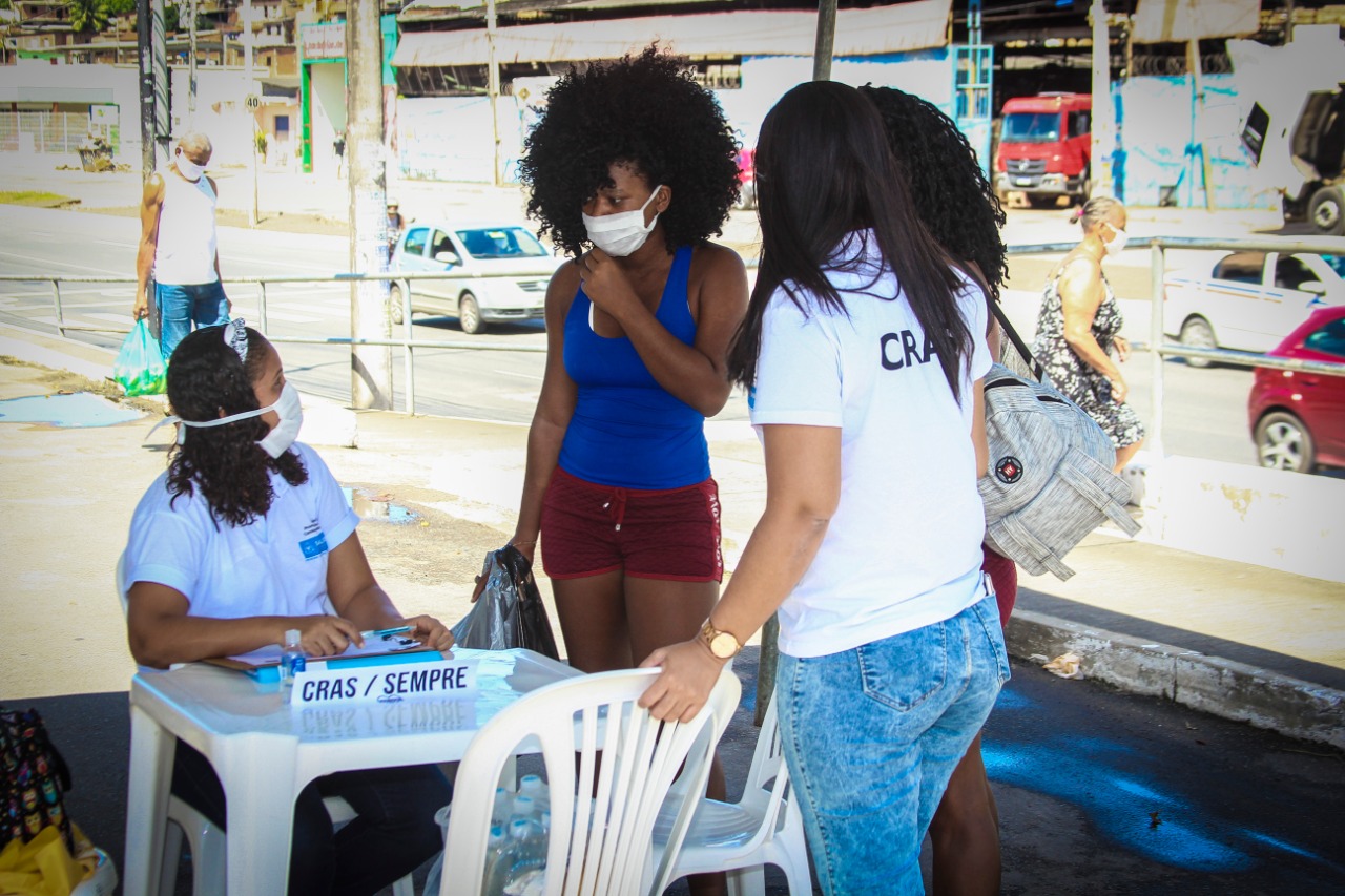 Cidadãos recebem orientação em postos de distribuição de cestas básicas