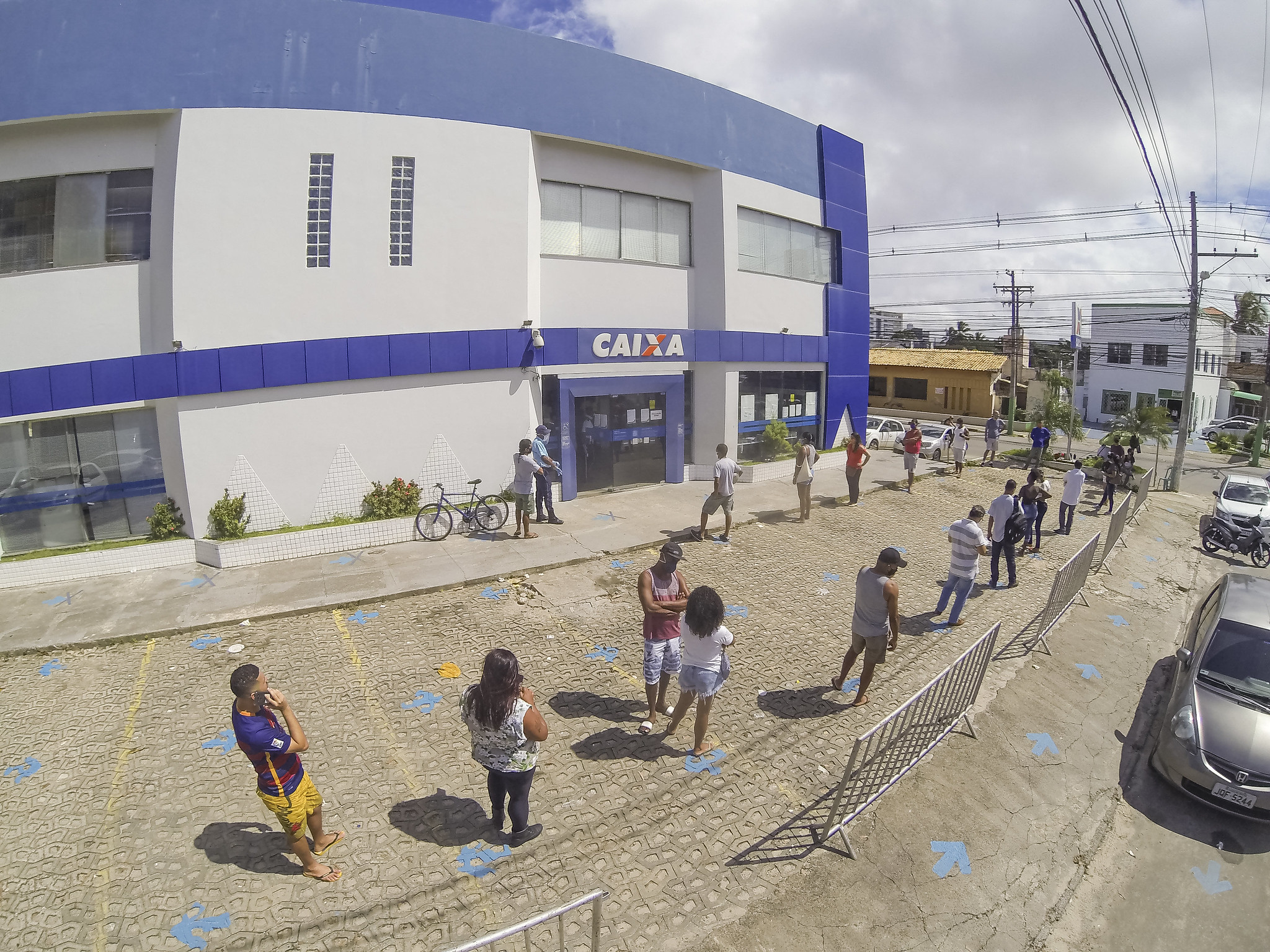 Sinalização disciplina filas do auxílio emergencial em frente a bancos e evitam aglomerações