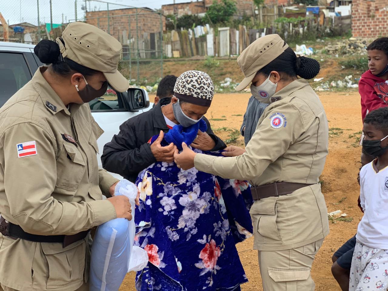 Patrulha Solidária confecciona e doa agasalhos em Vitória da Conquista