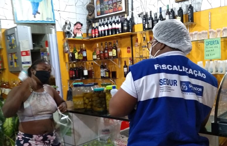 Seis bares têm alvarás cassados após desobedecerem interdição