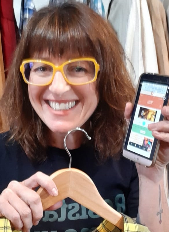Empreendedora paranaense reinventa brechó e ainda ajuda projeto solidário