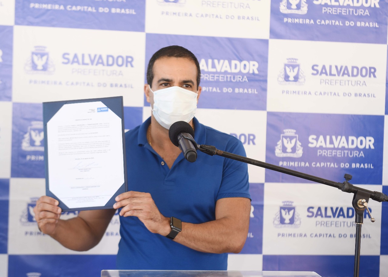 Prefeitura entrega contenção de encosta e autoriza reforma de campo no Subúrbio