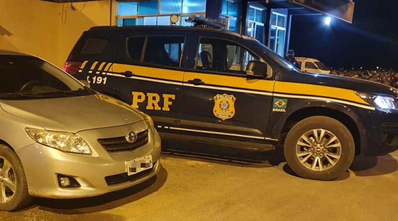 PRF na Bahia recupera veículo roubado que estava estacionado às margens da rodovia em frente a uma oficina mecânica