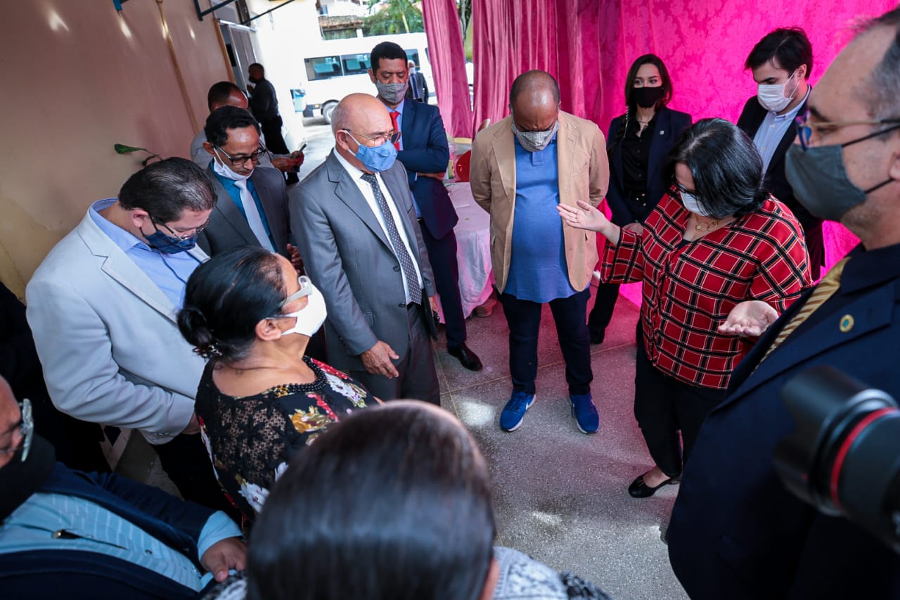 Alex Santana acompanha ministra Damares Alves durante entrega de veículos em Feira de Santana