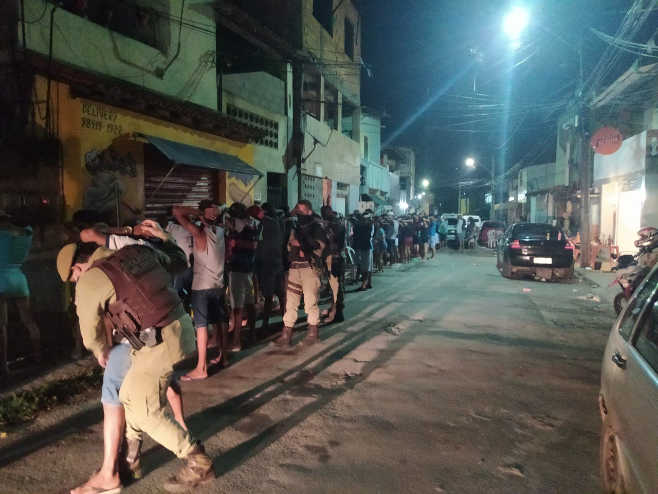Polícia encerra festa de paredão com 300 pessoas