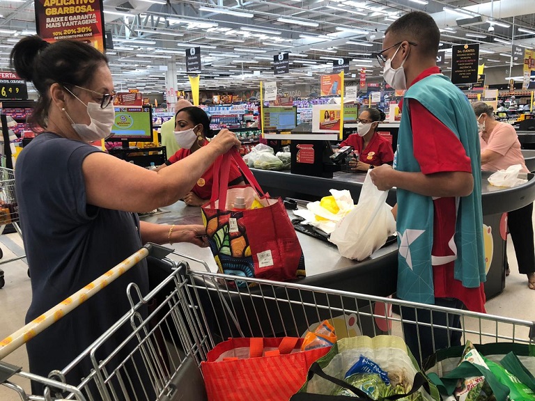 Aumenta adesão de clientes ao uso de sacolas retornáveis