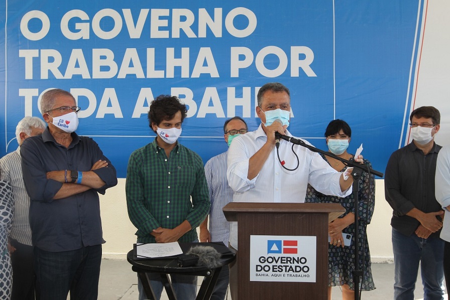 Em Coribe, governador entrega nova praça e equipamentos para hospital municipal