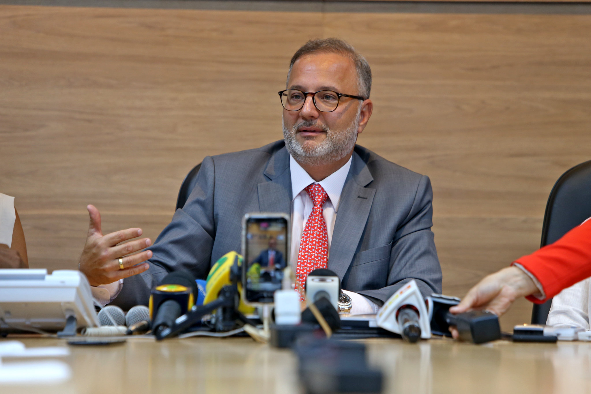 Bahia firma parceria com a Rússia para comercializar 50 milhões de doses da vacina contra coronavírus