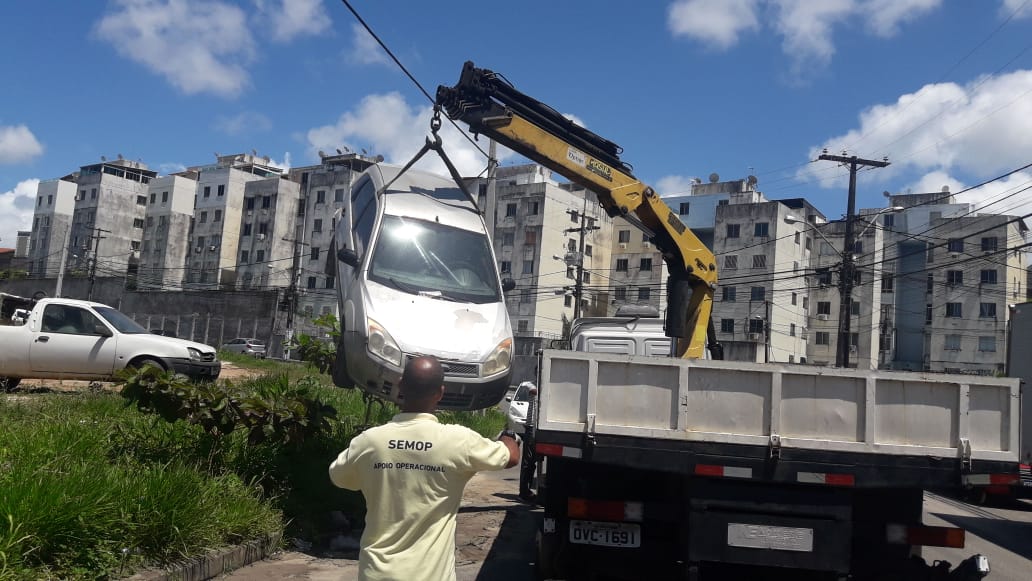 Operação Sucata retira 35 veículos abandonados em bairros de Salvador