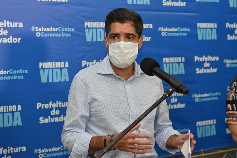 Prefeitura entrega nova praça no Caminho das Árvores