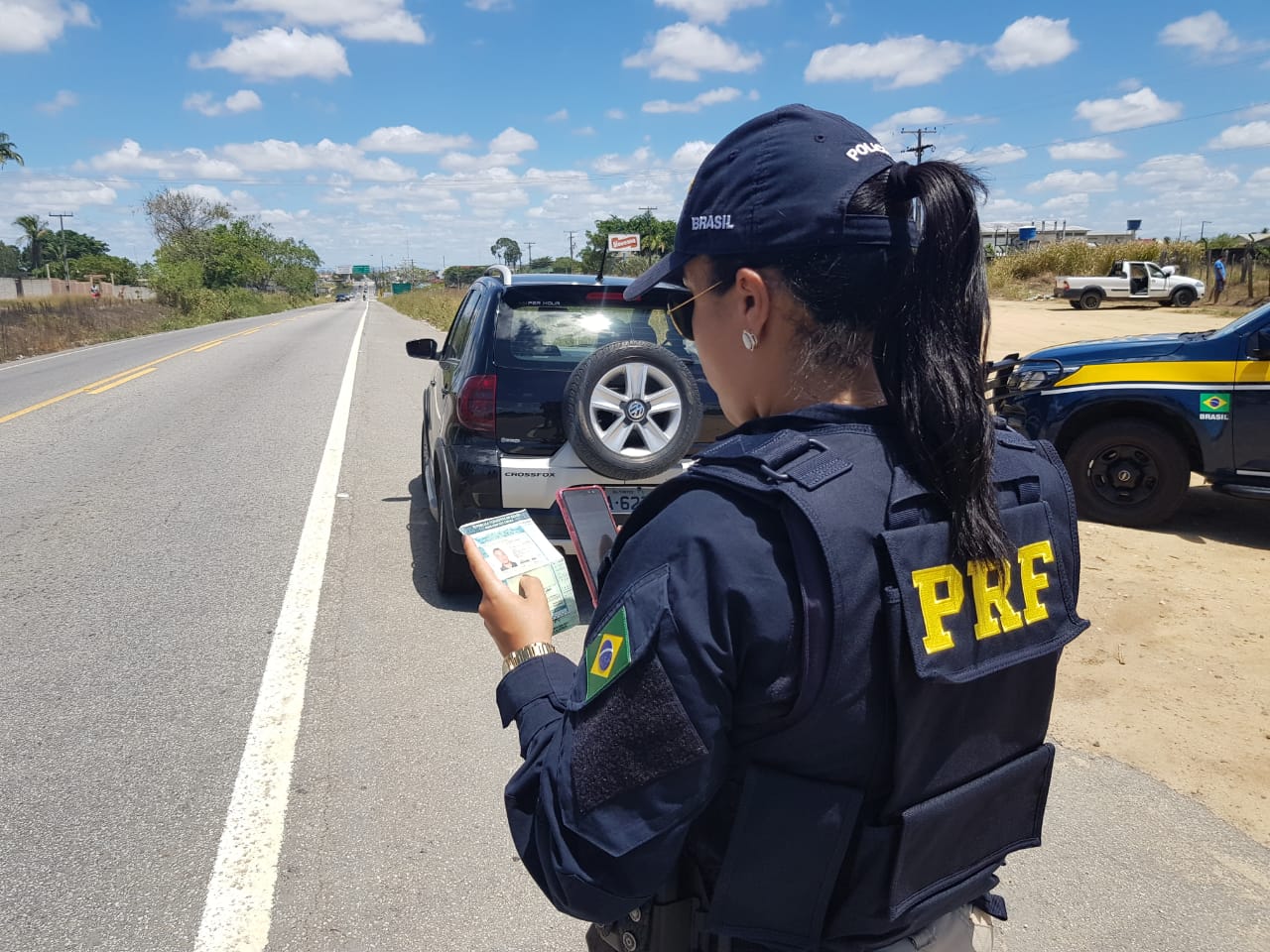 PRF na Bahia flagra 122 pessoas sem cinto de segurança no feriado da Independência
