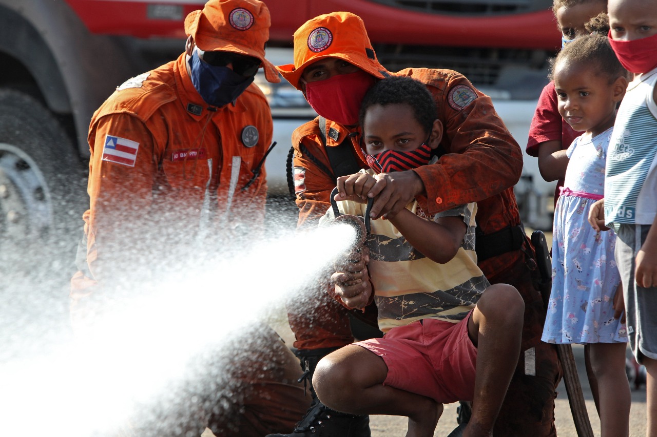 Bombeiros, policiais militares e brigadistas participam de atividade em comemoração ao dia das crianças em Mucugê