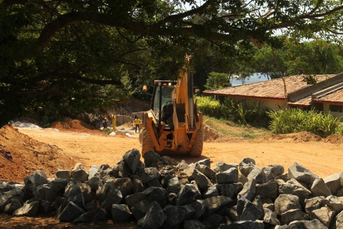 Obra na Lagoa do Abaeté vai substituir fossas sépticas e garantir mais segurança aos moradores