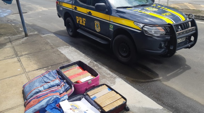 PRF flagra passageira de ônibus com quase 36kg de maconha e skunk em Camacan (BA)