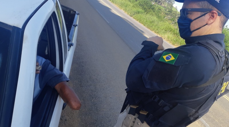 PRF flagra portador de necessidade especial dirigindo carro com apenas uma mão e sem adaptação obrigatória