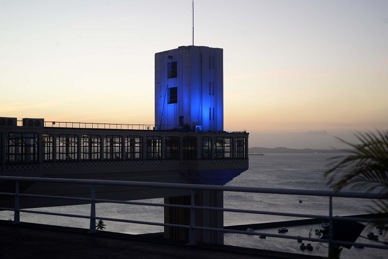 Campanha Novembro Azul muda iluminação do Elevador Lacerda