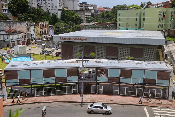 Clientes comemoram a abertura do novo Mercado São Miguel