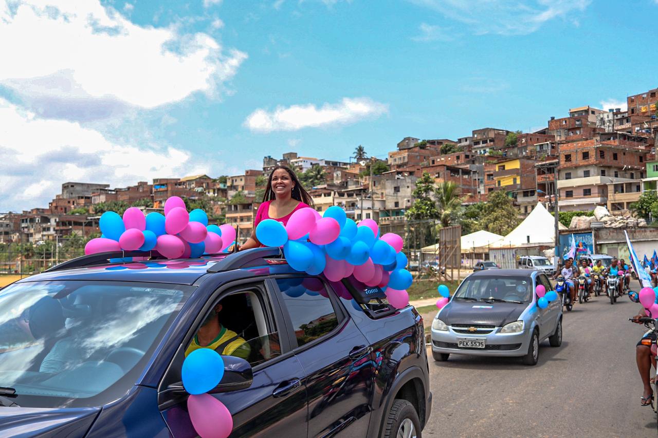 Isabela Sousa, do Cidadania, surpreende e faz carreata quilométrica por comunidades de Salvador