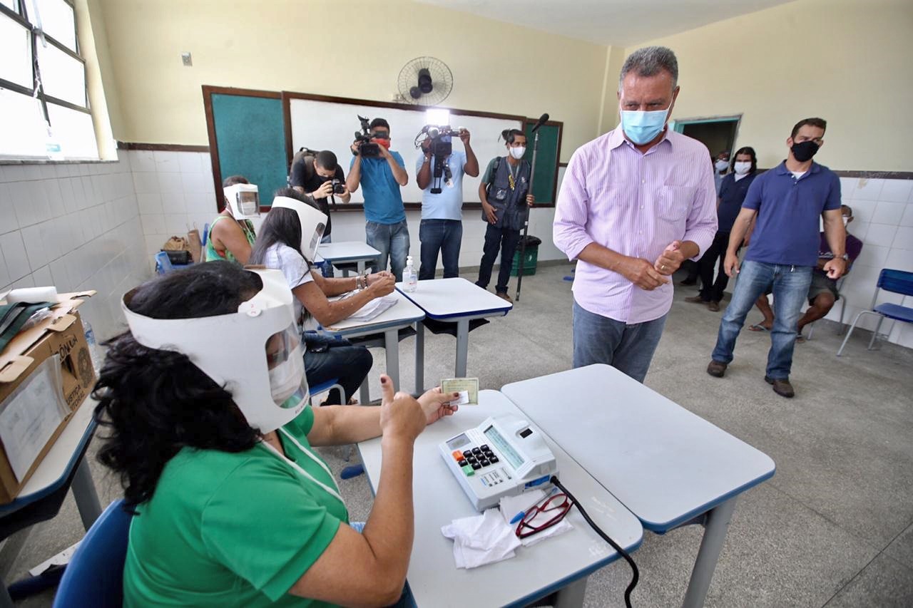 Na Liberdade, governador Rui Costa vota e deseja paz para os baianos