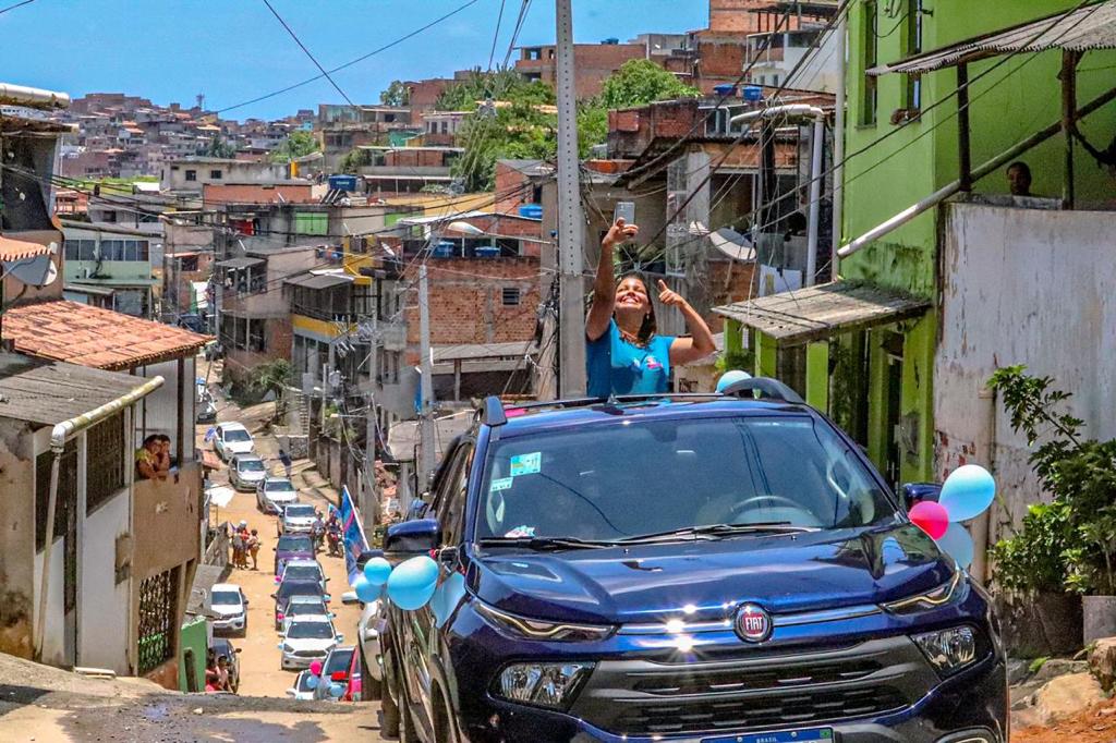 “Com a força da comunidade”: Isabela Sousa arrasta multidão em carreata por comunidades de Salvador