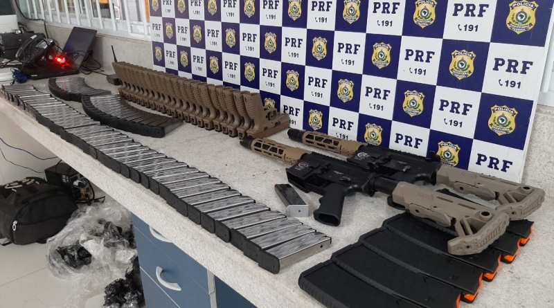 Passageiro é preso pela PRF após ser flagrado transportando arsenal em ônibus na Bahia