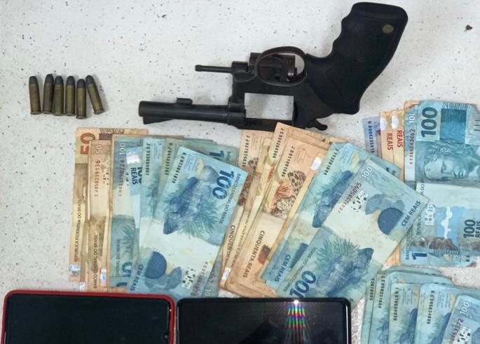 Vendedor de celulares roubados é preso com R$ 3,5 mil