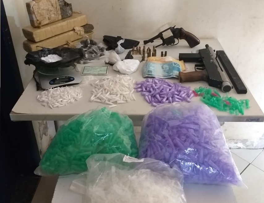 Submetralhadora e pinos de cocaína apreendidos em Muritiba