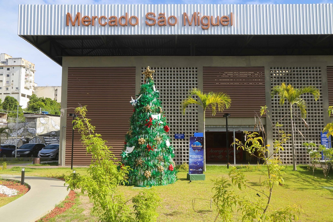 Natal de Salvador ganha mais três árvores feitas de garrafas pet