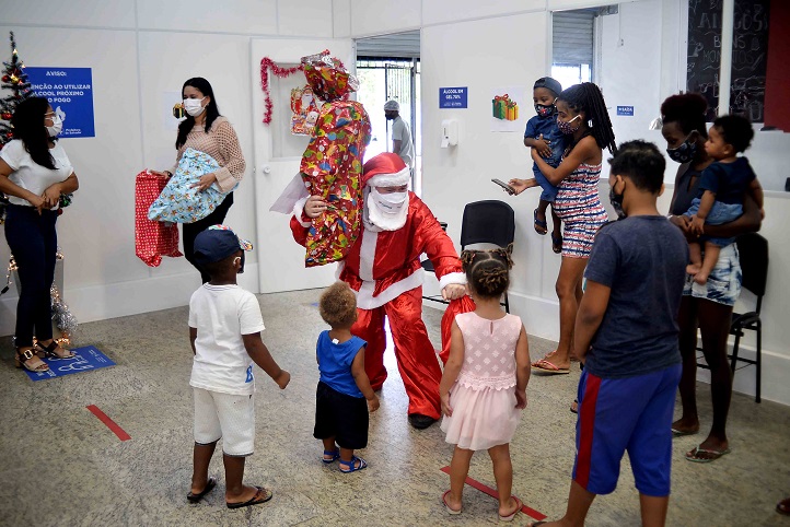 Restaurante Popular Pau da Lima recebe visita do Papai Noel dos Correios