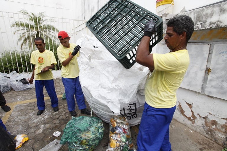 Setre entrega equipamentos para cooperativas de catadores de materiais recicláveis
