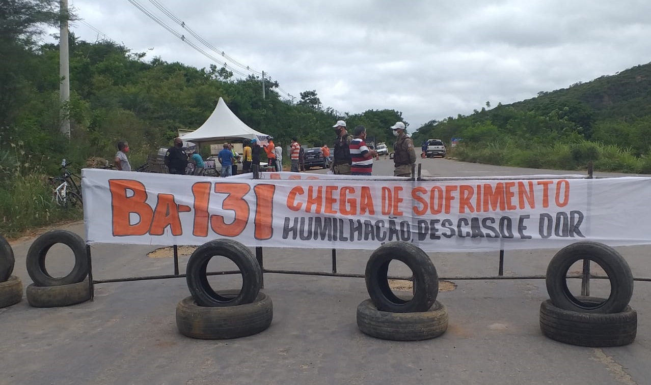 Manifestantes bloqueiam  BA-131  em protesto contra precariedade da rodovia