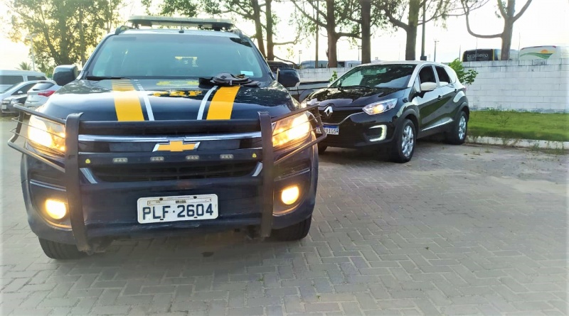 PRF recupera carro roubado e prende motorista por uso de documento falso e receptação