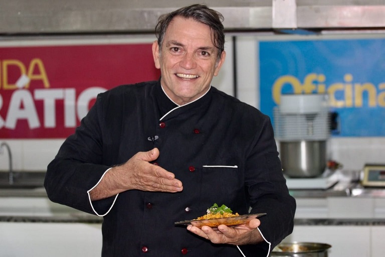 Cozinhando na Praça ensina receitas com produtos da cesta básica