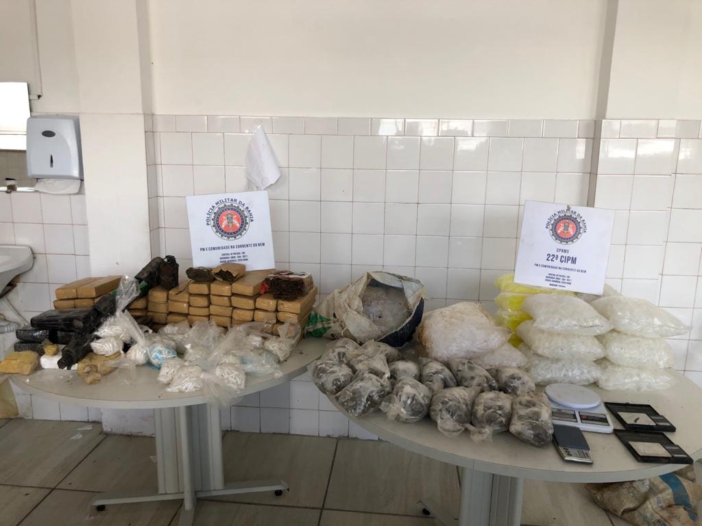 22ª CIPM encontra 5 mil porções de drogas e granada enterradas
