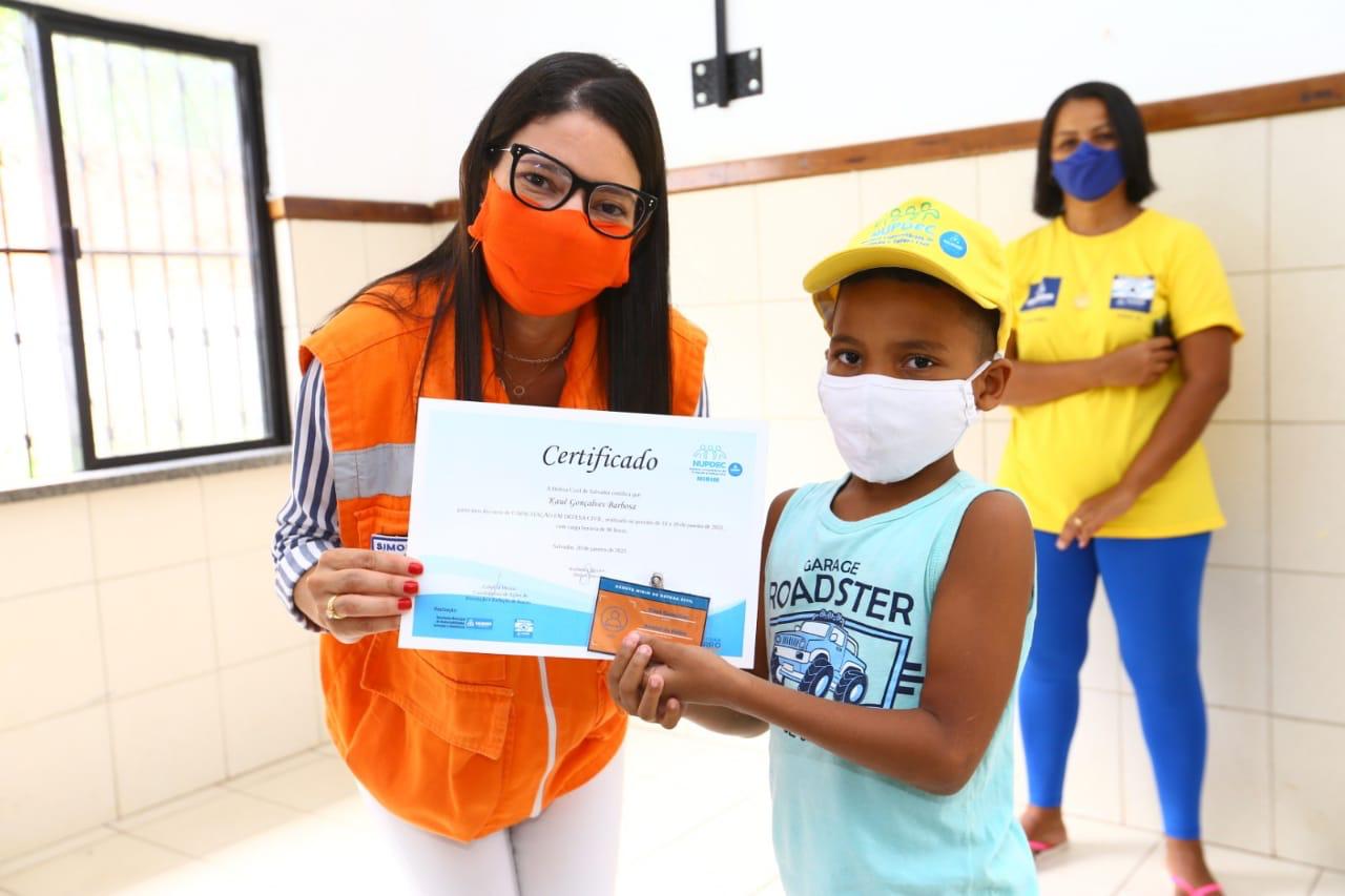 Projeto certifica 15 voluntários mirins em defesa civil