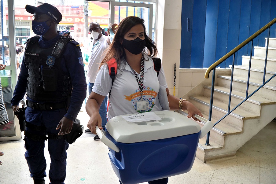 Profissionais da saúde são 93% dos vacinados contra coronavírus em Salvador