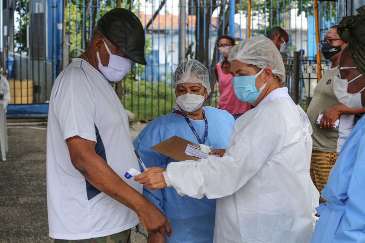 Prefeitura realiza 876 testes em seis bairros com medidas de proteção à vida