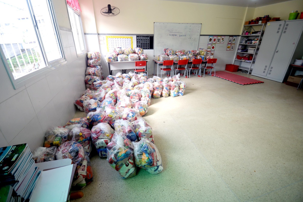 Prefeitura inicia distribuição de cestas básicas para alunos da rede municipal