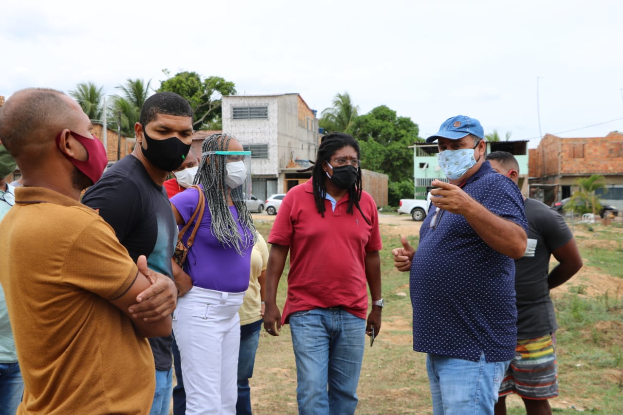 Deputada Olívia Santana acompanha visita técnica para construção de campo em Santo Amaro