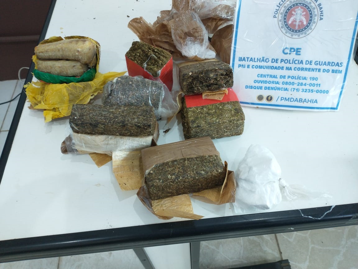 PM apreende drogas que seriam arremessadas em presídio