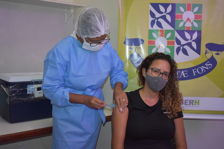 MCO-UFBA inicia vacinação de profissionais contra covid-19